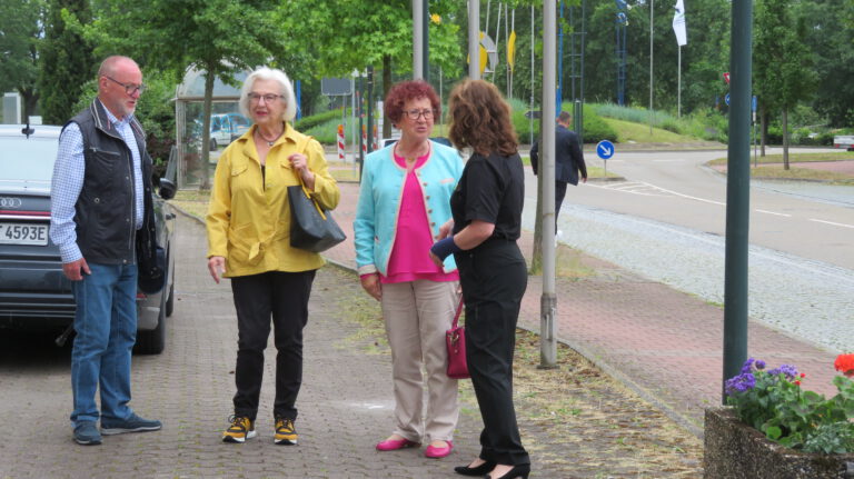 Sandra Hüsges begrüßt Gerlinde Kretschman ...